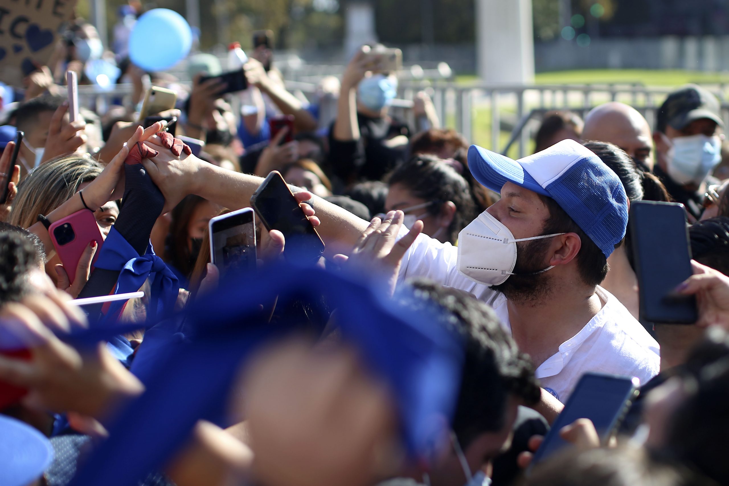 Presidente De La Republica Saluda A Perosonas Que Marchaban En El Da De Concienciacin Del Autismo