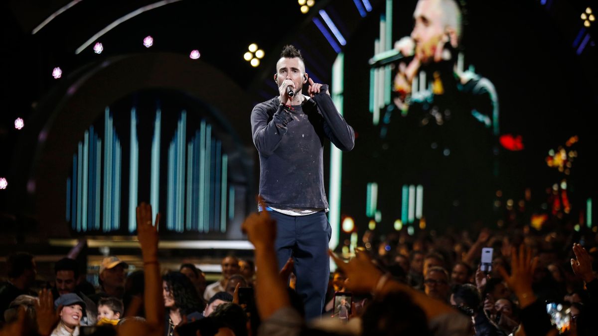 Los Chilenos Obligan A Adam Levine A Cerrar Sus Comentarios Tras La Presentación De Karol G En Viña 2023