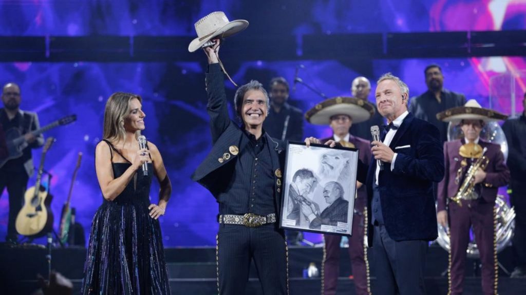 Alejandro Fernández Rinde Emotivo Homenaje A Su Padre En El Festival De ...