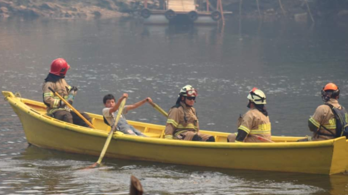 ¡Emocionante! Niño Traslada En Bote A Bomberos Para Que Apaguen Incendio (1)