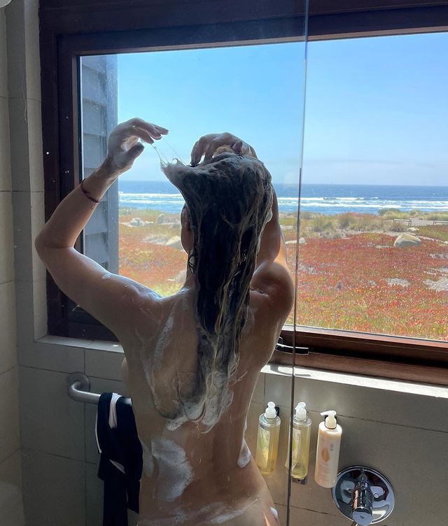 Kika Silva en la ducha