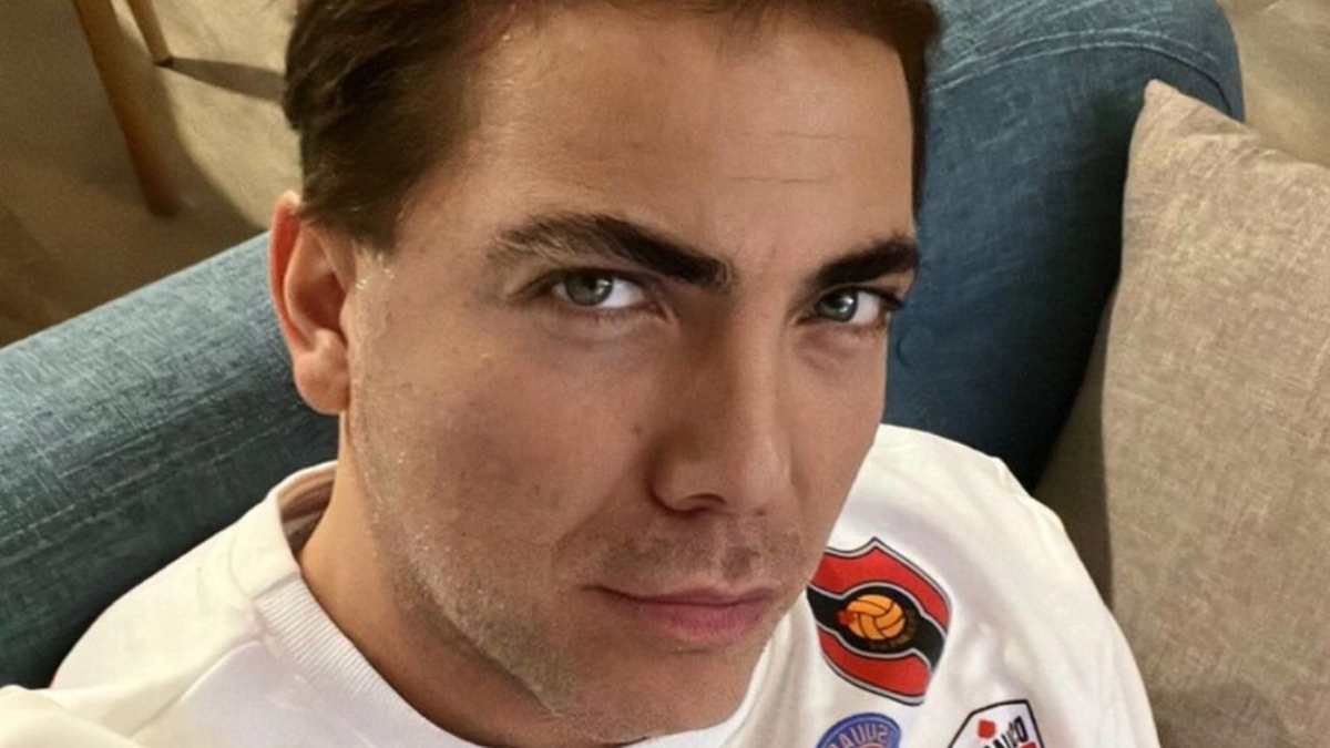 ¡Cristian Castro Al Desnudo! El Cantante Se Hace Viral Por Quedar En Ropa Interior En Concierto De M