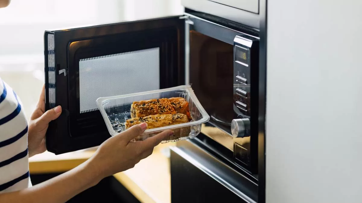 Calentar comidas en recipientes de plástico en el microondas