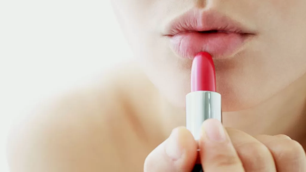 Mujer Pintandose Los Labios