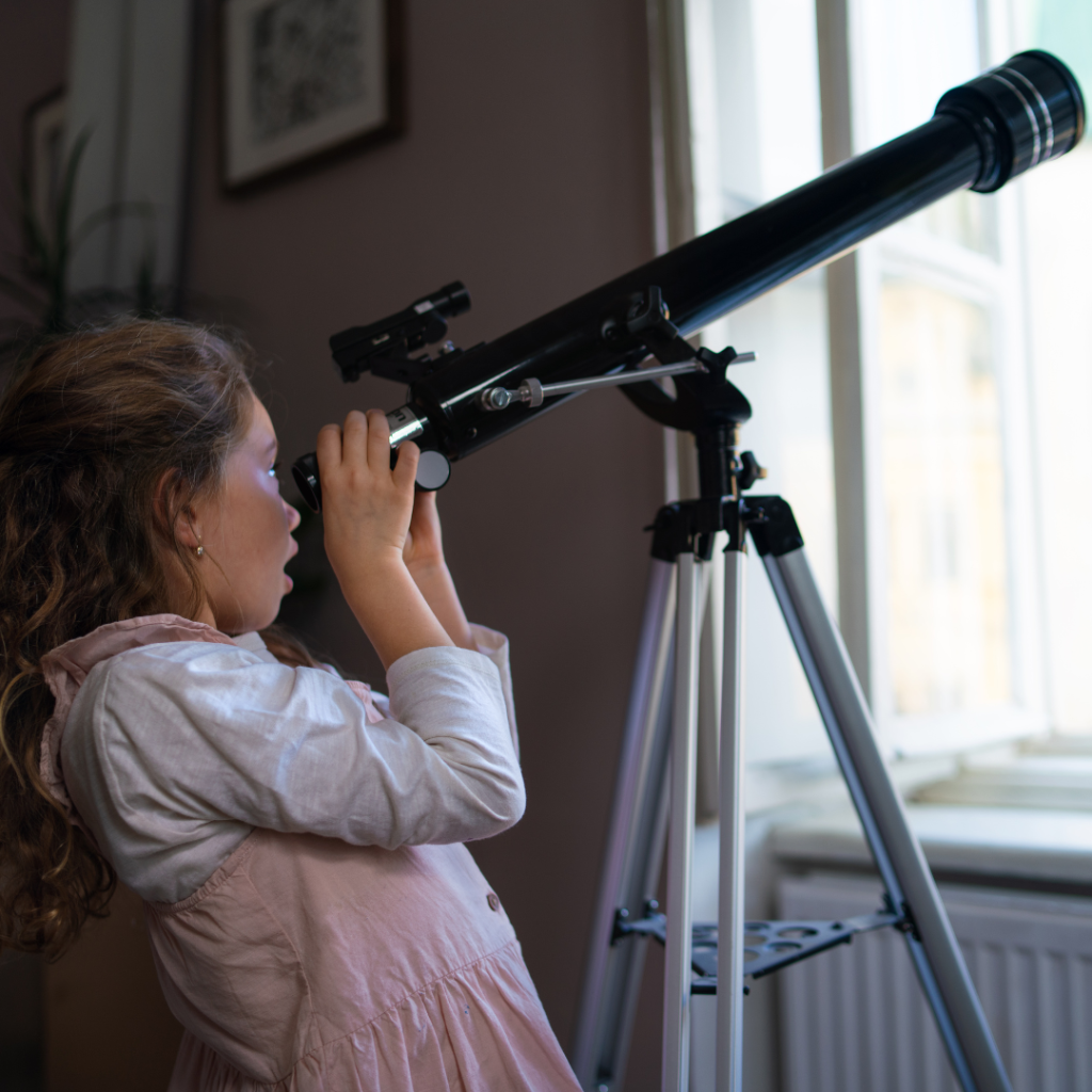 Niña telescopio