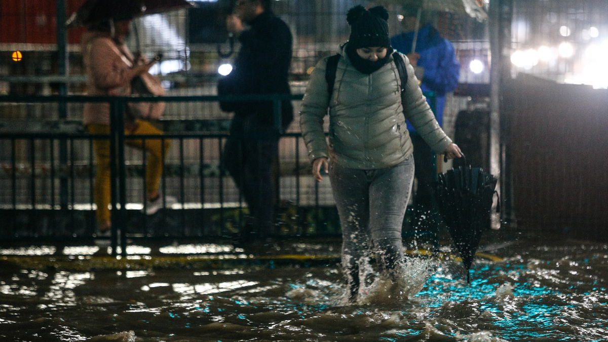 Lluvia En Santiago Trabajadores